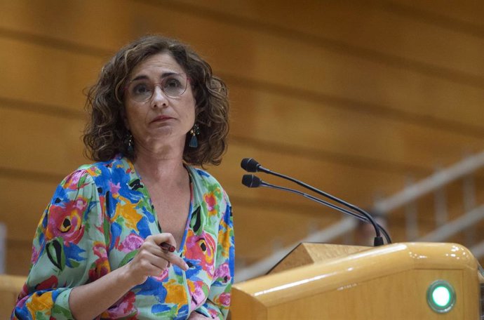 La ministra portavoz y ministra de Hacienda, María Jesús Montero, interviene durante una sesión de control al Gobierno en el Senado, a 25 de mayo de 2021, en Madrid (España).