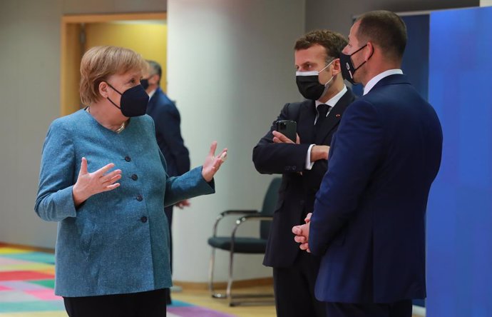 HANDOUT - 25 May 2021, Belgium, Brussels: German Chancellor Angela Merkel talks to French President Emmanuel Macron (C)and Maltese Prime Minister Robert Abela (R)before the start of a round table meeting on the second day of a special EU summit. Photo