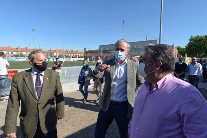 El Campo Municipal de Fútbol de Santa Isabel estrena nuevo edificio de vestuarios.