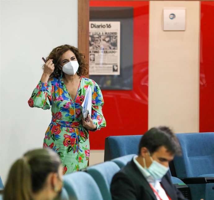 La ministra portavoz y ministra de Hacienda, María Jesús Montero a su salida de una rueda de prensa, posterior al Consejo de Ministros, en el Complejo La Moncloa, a 25 de mayo de 2021, en Madrid (España). Unos de los temas aprobado en el Consejo de Mini