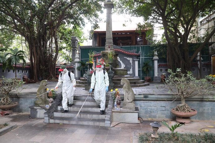 Equipo de desinfección en un parque de Hanoi, Vietnam
