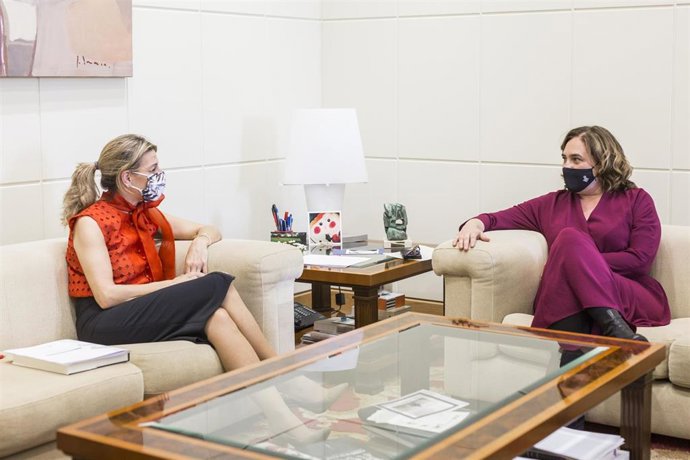 La vicepresidenta tercera y ministra de Trabajo y Economía Social, Yolanda Díaz (i), y la alcaldesa de Barcelona, Ada Colau (d), durante un encuentro de trabajo en el Ministerio de Trabajo y Economía Social, a 25 de mayo de 2021, en Madrid (España). Dur