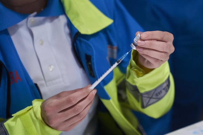 Un sanitario prepara una vacuna con la dosis de Pfizer en el Wanda Metropolitano, a 19 de mayo de 2021, en Madrid (España). 