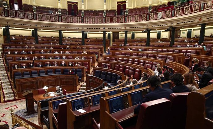 Archivo - Miembros del hemiciclo durante una sesión plenaria en el Congreso