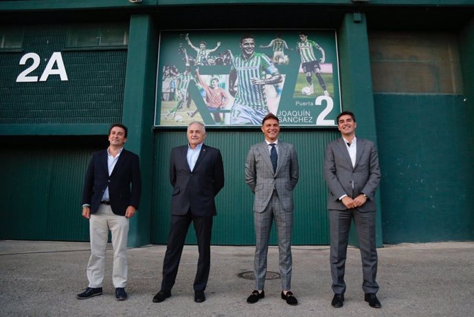 El Benito Villamarín inaugura una puerta con el nombre de su capitán Joaquín Sánchez