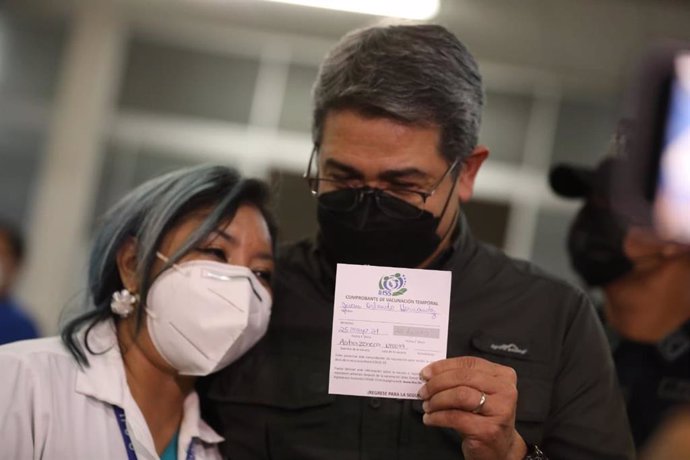 El presidente de Honduras, Juan Orlando Hernández, tras recibir la vacuna contra la COVID-19