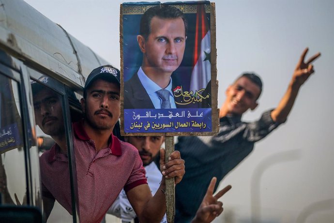 Un hombre con un retrado del presidente de Siria, Bashar al Assad, antes de votar en Líbano para las presidenciales sirias
