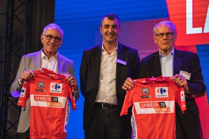 Javier Guillén junto a las autoridades de Utrecht durante la presentación de La Vuelta 2020