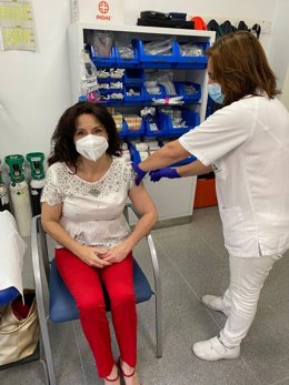 La consejera de Igualdad, Rocío Ruiz, se vacuna contra la Covid-19