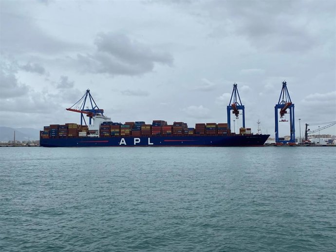 Archivo - Buque portacontenedores en el puerto de Málaga
