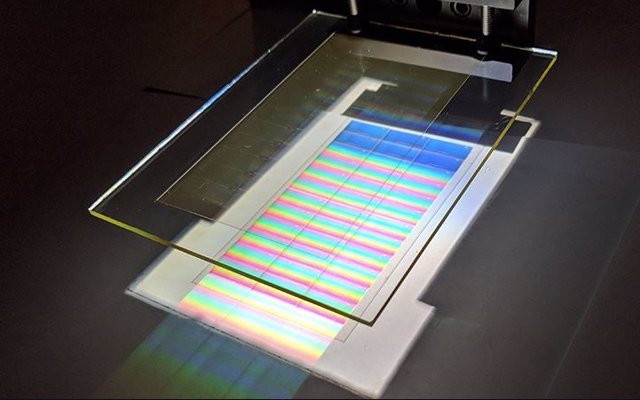 Un colector de luz holográfica separa los colores de la luz solar y los dirige a las células solares.
