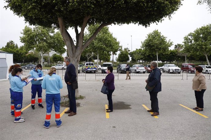 Archivo - Varias personas hacen colas para recibir la vacuna contra el Covid_19, donde han empezado de nuevo la vacunación de AstraZeneca en el recinto ferial de Vélez Málaga (Andalucía, España), a 08 de abril de 2021.