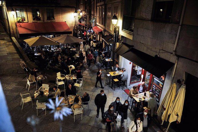 Varias personas en terrazas de bares, en la Rúa dos Fornos, a 22 de mayo de 2021, en Ourense.