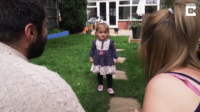 Dos años después de someterse a una cirugía intrauterina, esta niña de dos años puede correr, caminar y trepar