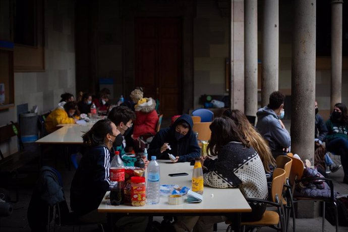 Archivo - Varias personas participan en el tercer día de la ocupación de un edificio de la Universitat de Barcelona (UB) el pasado 22 de abril