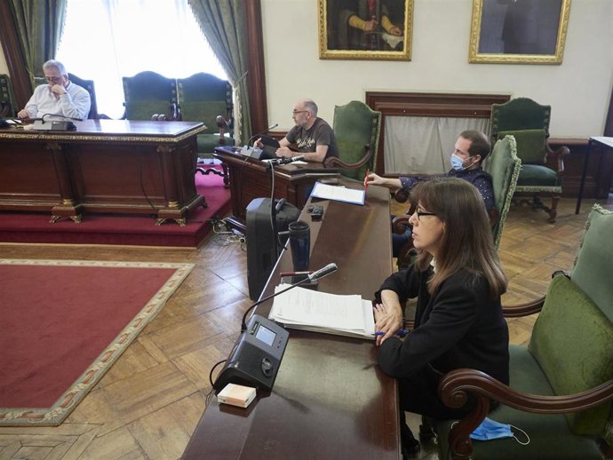 Archivo - (I-D) El portavoz municipal de EH Bildu, Joseba Asiron; el concejal de EH Bildu Joxe Abaurrea; el concejal de PSN-PSOE, Xabier Sagardoy; y la portavoz municipal de PSN-PSOE, Maite Esporrín, durante un pleno extraordinario en el Ayuntamiento de