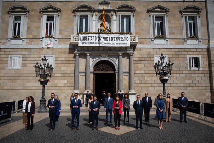 Foto de familia del nuevo Govern presidido por Pere Aragons.