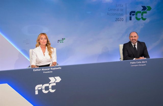 Archivo - La presidenta de FCC, Esther Alcocer Koplowitz, y su consejero delegado, Pablo Colio, ante la junta de accionistas del grupo de 2020, celebrada de forma telemática