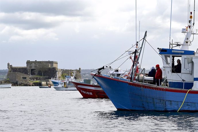 Archivo - Varios barcos de flota artesanal tras la convocatoria de paro por parte de la Federación Galega de Cofradías de Pescadores en la dársena de A Marina en A Coruña, Galicia (España), a 26 de marzo de 2021. El objetivo del paro es mostrar rechazo 