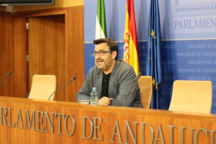 El portavoz adjunto de Adelante Andalucía en el Parlamento andaluz, Guzmán Ahumada, en rueda de prensa.