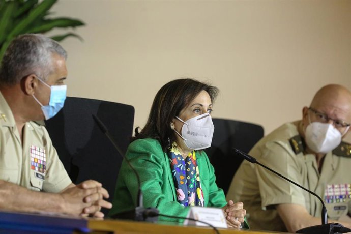 La ministra de Defensa, Margarita Robles, acompañada del jefe del Estado Mayor del Ejército de Tierra, el general Francisco Javier Varela Salas