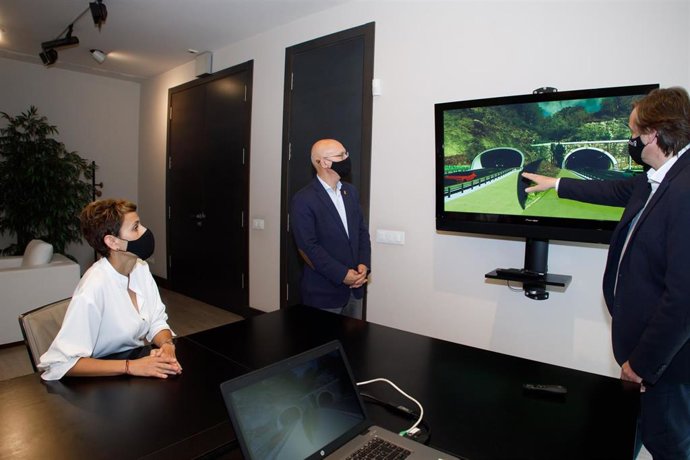 La presidenta del Gobierno de Navarra, María Chivite, conoce con el consejero de Cohesión Territorial, Bernardo Ciriza (i), y el director general de Obras Públicas, Pedro López.