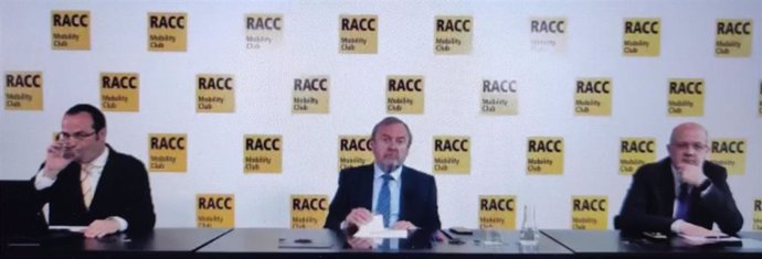 El director del área de movilidad del Racc, Cristian Bardají, el presidente del Racc, Josep Mateu, y el director de operaciones de BonPreu, Joan Sabartés