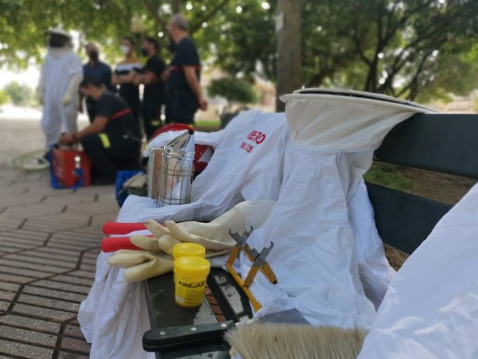 Material y personal del plan para el control de abejas.