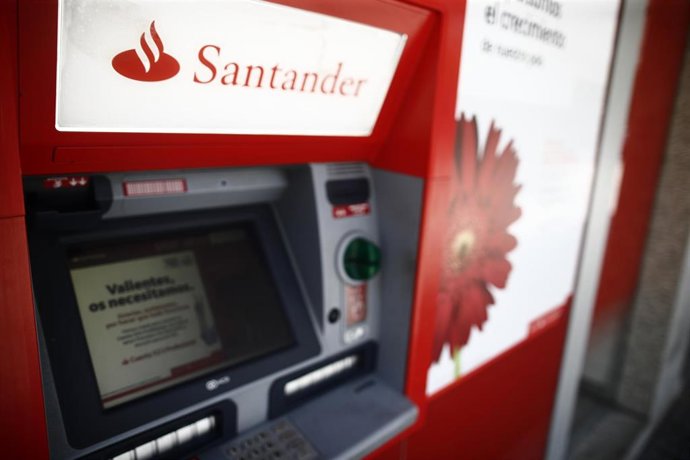 Archivo - Imagen de un cajero del Banco Santander en Madrid.