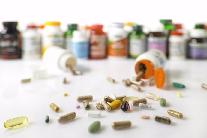 Archivo - Muchos suplementos de salud nutricional y vitaminas en cápsulas, tabletas.