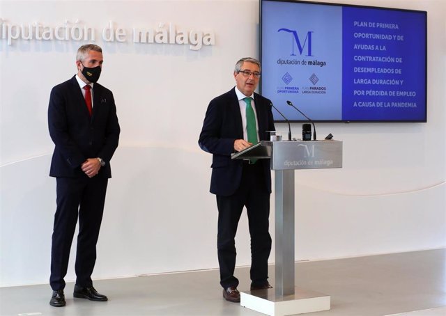 El presidente de la Diputación de Málaga, Francisco Salado, en rueda de prensa junto al vicepresidente primero, Juan Carlos Maldonado.