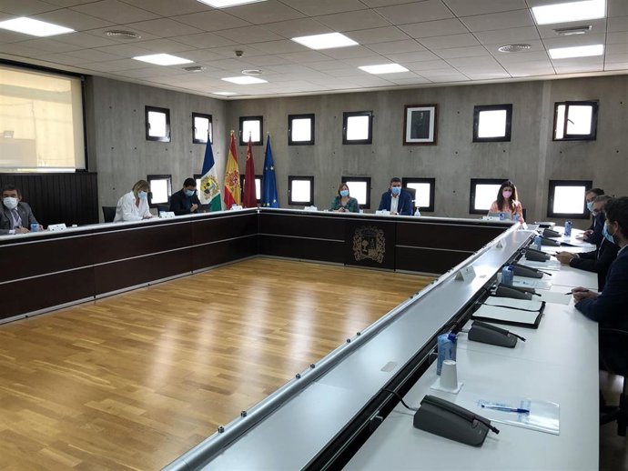 El consejero de Agua, Agricultura, Ganadería, Pesca y Medio Ambiente, Antonio Luengo, presidió la reunión del Foro Interadministrativo del Mar Menor, celebrada en San Pedro del Pinatar.