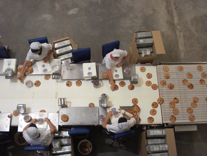 La firma sevillana, que suma más de seis décadas de tradición repostera, exporta tortas de aceite a EEUU, Holanda, Alemania o México.