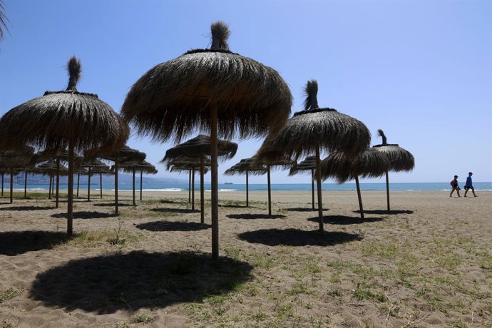 Archivo - Paseantes disfrutan de la playa de Sacaba en la barriada de Huelín, donde esperan poder tomar el sol y bañarse el próximo lunes con el paso a la Fase 2 decretada por el Gobierno contra el virus  el COVID-19. Málaga a 29 de mayo del 2020