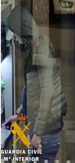 Imagen captada por las cámaras de seguridad del sospechoso de un robo en Albox (Almería)