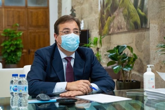 El presidente de la Junta, Guillermo Fernández Vara, interviene por videoconferencia desde su despacho en la inauguración de FIAL.