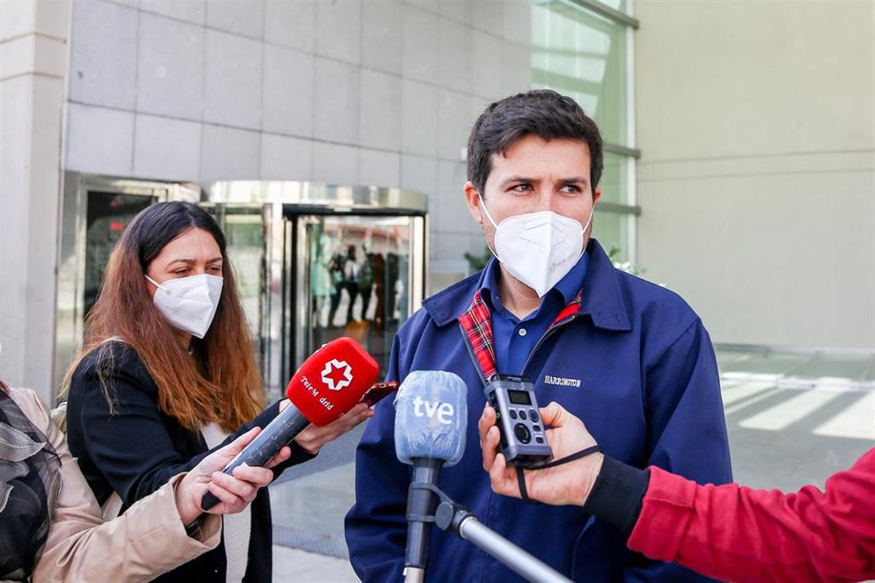 Archivo - El número 2 en la lista de Más Madrid para las elecciones a la Asamblea de Madrid, Pablo Gómez Perpiny, atiende a los medios tras reunirse con los sindicatos del Centro de Emergencias 112, a 21 de abril de 2021, en Pozuelo de Alarcón, Madri