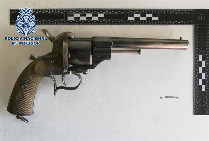 Imagen del revólver encontrado en un armario en Palencia.