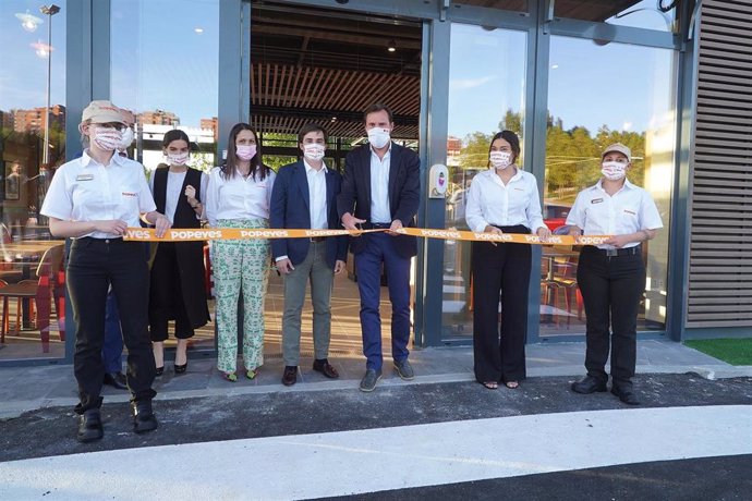 El alcalde de Valladolid (C) en la inauguración del primer restaurante Popeyes en CyL, ubicado en Valladolid.