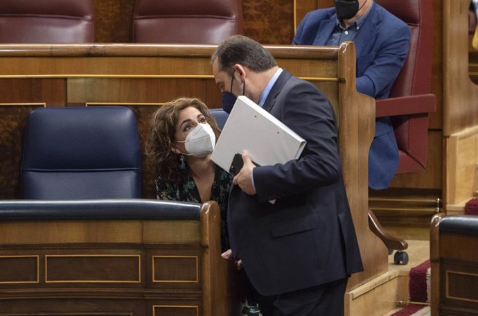 La ministra portavoz y ministra de Hacienda, María Jesús Montero, conversa con el ministro de Transportes, Movilidad y Agenda Urbana, José Luis Ábalos, en una sesión de control al Gobierno en el Congreso