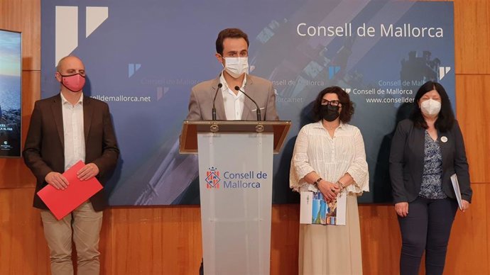 El conseller insular del departamento de Movilidad e Infraestructuras, Iván Sevillano, junto al director general de transportes del Govern, Jaume Mateu, jefa provincial de la DGT y la regidora del Ayuntamiento de Pollena.