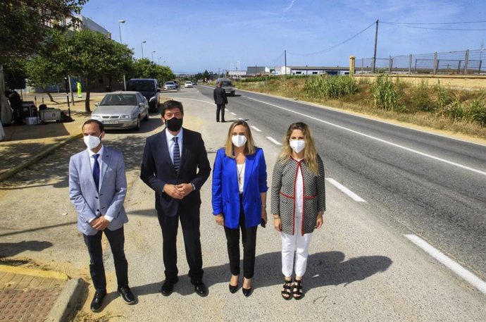 El vicepresidente de la Junta de Andalucía, Juan Marín, y la consejera de Fomento, Infraestructuras y Ordenación del Territorio, Marifrán Carazo, durante la presentación del proyecto de desdoble de la carretera de Sanlúcar.