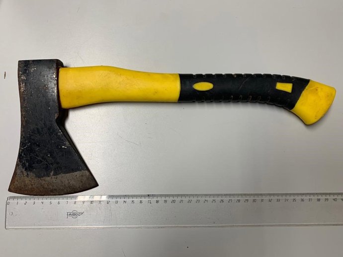 Archivo - Imagen de archivo de un hacha intervenida por la Guardia Civil