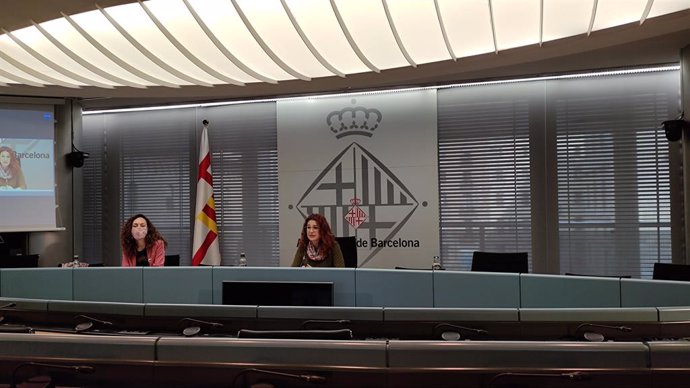 La directora de Serveis de Gnere i Polítiques del Temps, Sonia Ruiz, i la tinent d'alcalde de Drets Socials, Laura Pérez, en roda de premsa per presentar el balan del Pla de Justícia de Gnere 2016-2020.