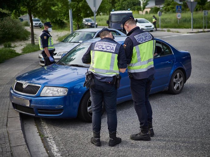 Archivo - La Policía Nacional verifica los datos de un vehículo durante un control de movilidad realizado en Pamplona, Navarra, España, a 8 de mayo de 2020.