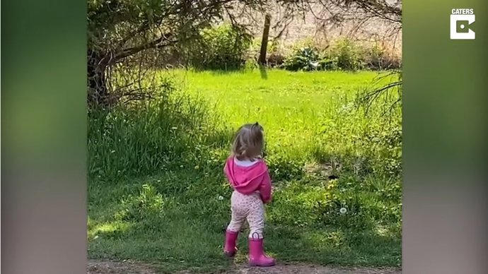 Esta pequeña de dos años imita a su padre haciendo sus necesidades