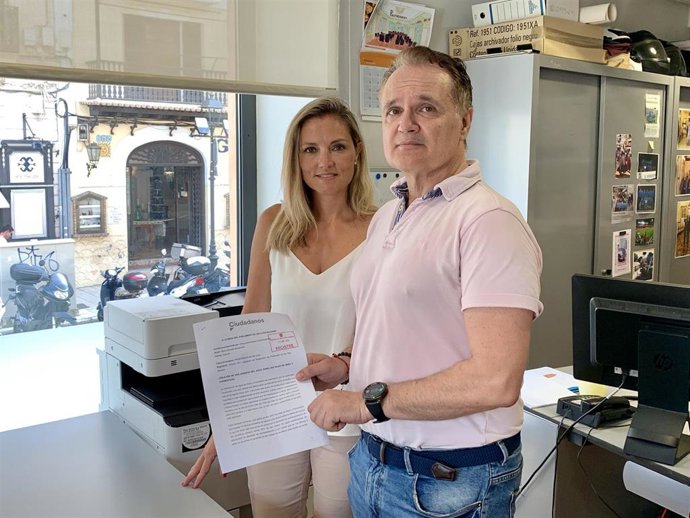 Archivo - El diputado de Ciudadanos en el Parlament, Maxo Benalal, mostando una Proposición No de Ley, en una imagen de 2019 acompañado de Patricia Guasp.