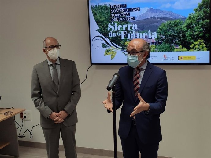 El consejero Javier Ortega (d) atiende a los medios en Salamanca junto al presidente de la Diputación Provincial, Javier Iglesias (i).