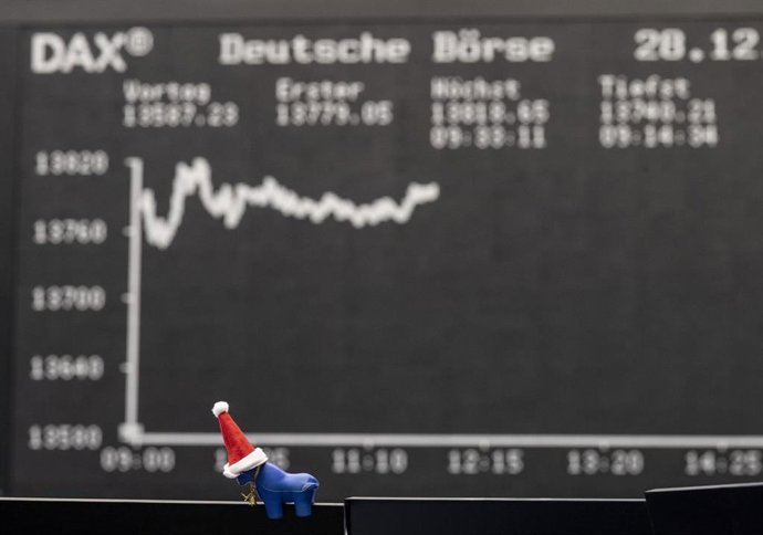 Archivo - 28 December 2020, Hessen, Frankfurt: A gernal view of the curve of the German Share Index (DAX) in the trading hall of the stock exchange in Frankfurt. The DAX rose to the highest level in its history on Monday. Photo: Boris Roessler/dpa