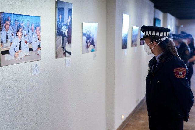 Inaugurada una exposición fotográfica itinerante sobre los 50 años de la mujer en la Policía Municipal de Madrid